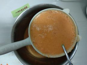 过滤果汁，加入适量白糖搅匀均。