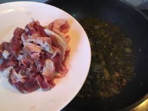 酸菜沸腾后下入牛肉片