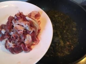 酸菜沸腾后下入牛肉片
