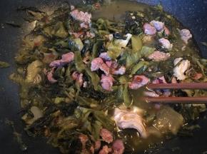 用筷子迅速搅拌让牛肉变熟透