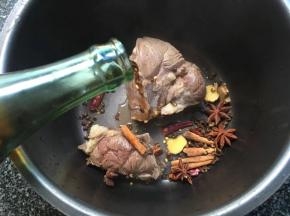 牛肉和香料全部放入高压锅，倒入料酒