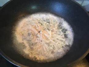 金针菇入锅炒熟