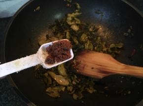 锅中热油，加入酸菜加入红糖翻炒均匀