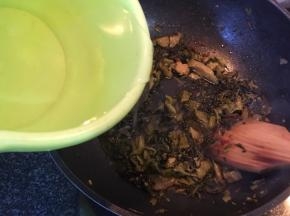 加入没过酸菜的水，盖上锅盖焖煮沸腾