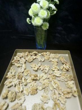 用开水煮一分钟去涩涩的味道，捞出来晾干备用