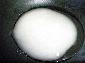 锅里放水和白糖