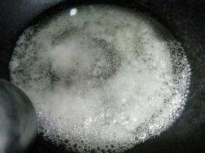 糖起泡泡的时候倒入晾干备用的核桃仁