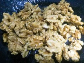 糖浆都裹在核桃上时候就关火，用漏勺空出多余的糖浆后，把裹了糖浆的核桃仁放在大碗里备用