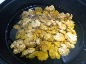 另起一锅，小火把油烧到四层热时候倒入核桃仁，待核桃都飘起来时候，颜色呈浅琥珀色时开火10秒钟后颜色明显深了立马关火捞出。趁热撒上白芝麻就好啦