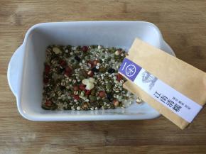 杂粮米倒入碗中；