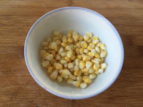 玉米粒清洗干净；