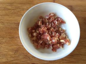 腊肠切碎粒待用；