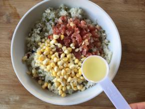 装入碗里，加入玉米粒、腊肠粒和适量玉米油拌均匀；