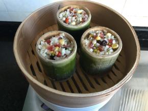 放进蒸笼里，盖上盖子，大火烧开上汽后转小火煮40分钟左右关火；