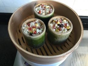 放进蒸笼里，盖上盖子，大火烧开上汽后转小火煮40分钟左右关火；