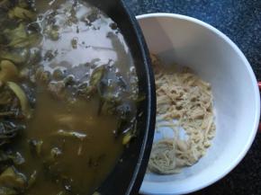 牛肉变色后在煮30秒关火出锅，倒在金针菇上即可开吃，非常下饭。