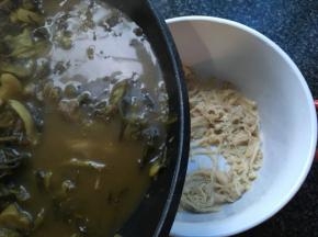 牛肉变色后在煮30秒关火出锅，倒在金针菇上即可开吃，非常下饭。