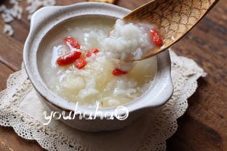 米粥非常浓稠，食用时添加冰糖