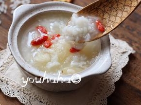 米粥非常浓稠，食用时添加冰糖