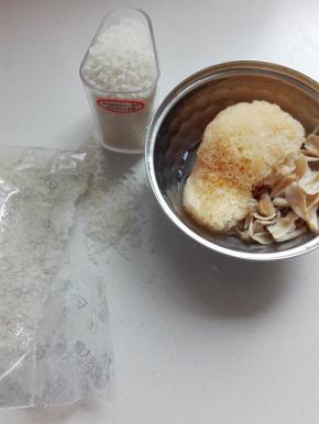 准备材料，一杯大米150克，银耳、百合提前泡发