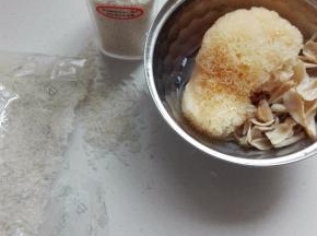 准备材料，一杯大米150克，银耳、百合提前泡发