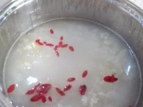 自动锅停止烹饪后，放入一小把枸杞