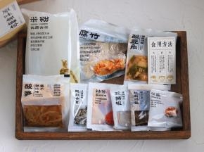 壶城人家的螺蛳粉味道鲜美，酸爽够辣，打开里面一包一包的