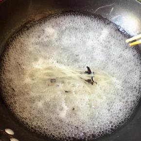 锅里烧开水，放入米粉和干木耳煮至粉能够夹断即可（可以将米粉提前用水泡3个小时）
