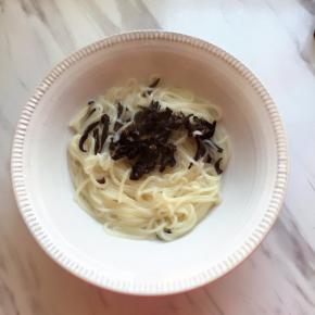 将米粉和木耳捞起放入碗中备用，倒掉煮米粉的水，重新烧一些开水