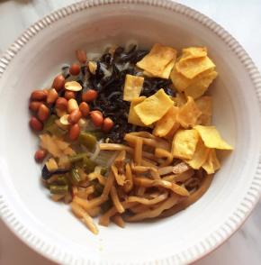 米粉上放上配菜