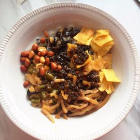 再把汤料包倒入