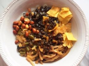 再把汤料包倒入