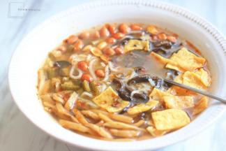 倒入重新烧的开水，根据个人口味加入辣椒油就好了