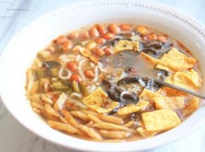 倒入重新烧的开水，根据个人口味加入辣椒油就好了