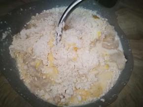 所有除黄油以外的材料放进厨师机，我做的是以上材料双倍的量