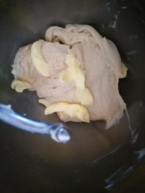 揉到面团光滑，放入软化的黄油