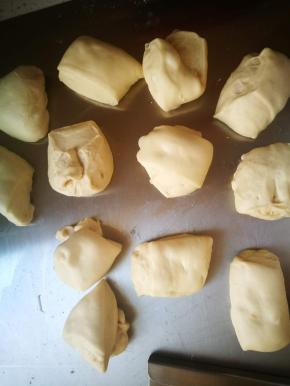 平均分割，这里说下每个面团的重量，我只分割了12个面团，每个面团68克，这样的份量放在28*28的金盘里，摆满正好合适。其余的面团可以单独烤了吃，也可以另做老面，明天接着做面包，哈哈！