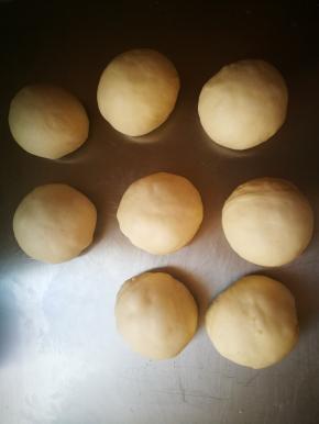 滚圆，盖上保鲜膜醒发20--30分钟，看状态