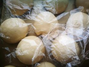 面团膨大到一倍大，可以擀卷了