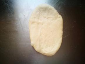 取一个面团擀成椭圆形