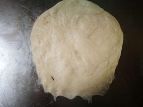 面团上的黑点是香蕉里的芯，不是脏东西。。。椭圆形横过来，擀成圆形