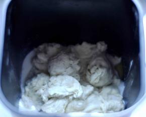 最后把中种面团撕成小块，也放入面包桶，启动1个揉面程序