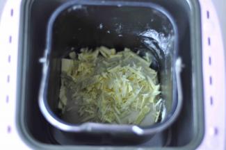 然后，放入黄油40克，进行2次揉面