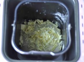 然后，放入黄油40克，进行2次揉面