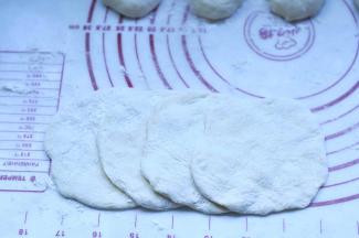 将小面团擀成饺子皮状，4个一组，