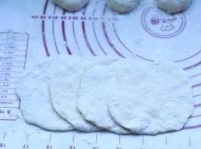 将小面团擀成饺子皮状，4个一组，