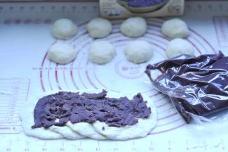 按图中摆放，抹上紫薯泥馅