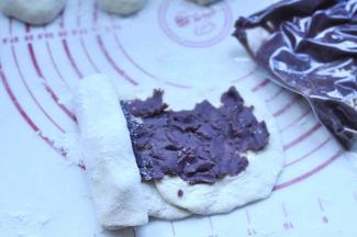 从一头将其卷起来