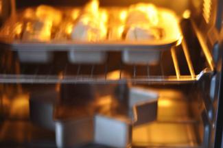 然后放入烤箱第二层，烤箱底层放一盘热水，设置发酵功能，38度开始二次发酵，大约40分钟