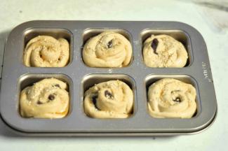 二发好以后，刷一层蛋液，撒上芝麻